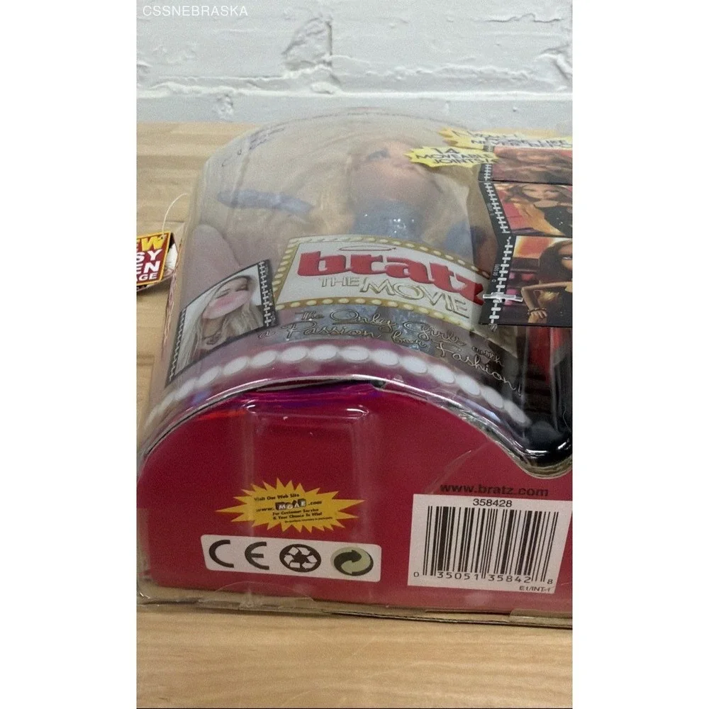 Bratz The Movie Cloe Posable Doll with Coat and Real‎ Camera MGA NEW in Package